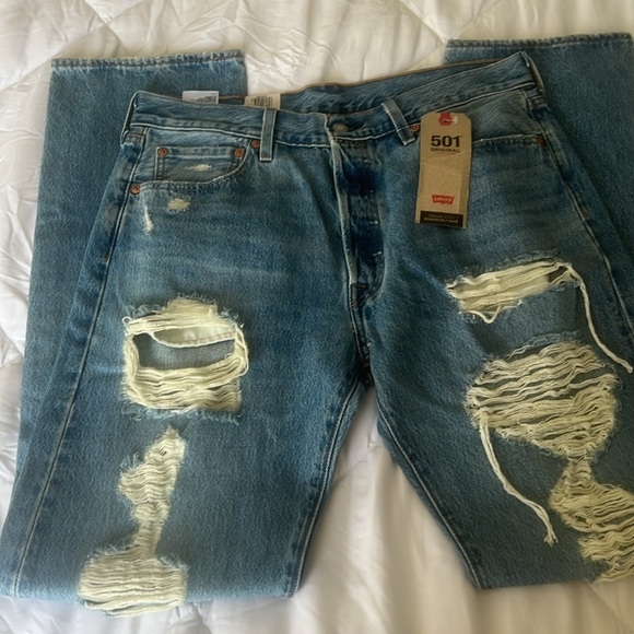 501® ORIGINAL FIT RIPPED WOMEN'S JEANS - Picture 4 of 11